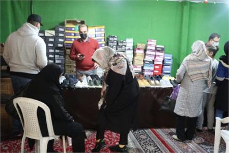 اهداء کفش و لباس گرم به نیازمندان البرزی توسط مرکز نیکوکاری فرزندان شاهد