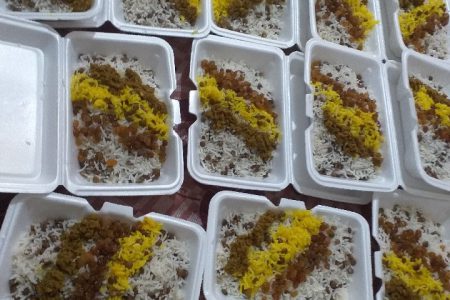 طبخ و توزیع غذای نذری توسط انجمن بیماران تهیدست قائم(عج)