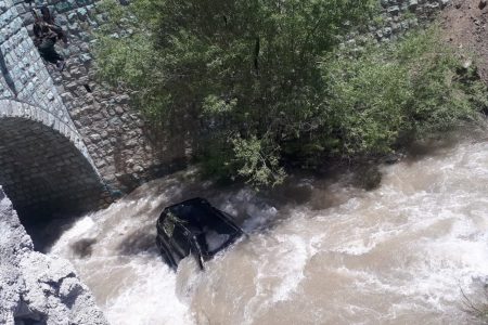 از عوامل نجات جان دو سرنشین خودرو سقوط کرده به رودخانه کرج قدردانی خواهد شد